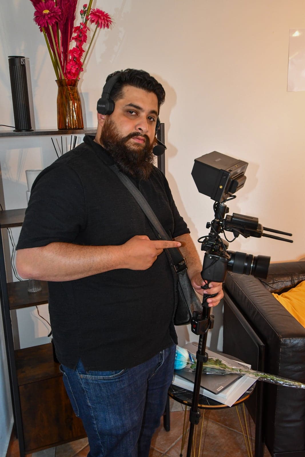 Cameraman filmt het Build With Bito-event met professionele opnameapparatuur
